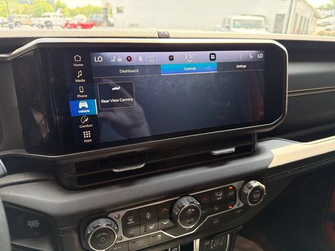 Used 2025 Jeep Gladiator Sport AWD/4WD image 15