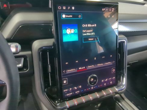 Used 2025 GMC Yukon AT4 w/ AT4 Premium Package AWD/4WD image 34