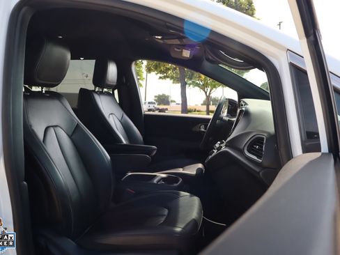 Used 2025 Chrysler Pacifica Select FWD image 29