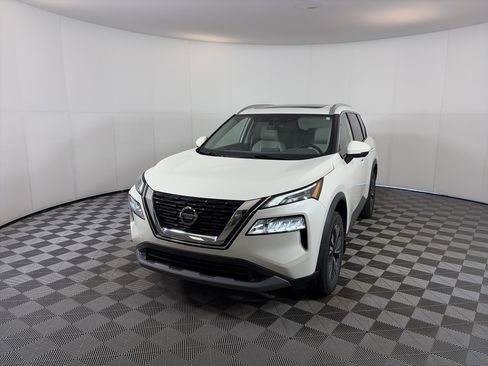 Used 2021 Nissan Rogue SV w/ Premium Package image 2