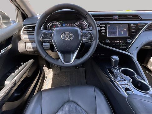 Used 2018 Toyota Camry XLE FWD image 5