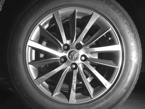 Used 2019 Toyota Highlander XLE FWD image 19