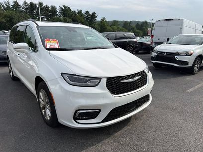Used 2022 Chrysler Pacifica Touring-L w/ Uconnect Theater Family Group