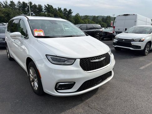 Used 2022 Chrysler Pacifica Touring-L w/ Uconnect Theater Family Group AWD/4WD image 1