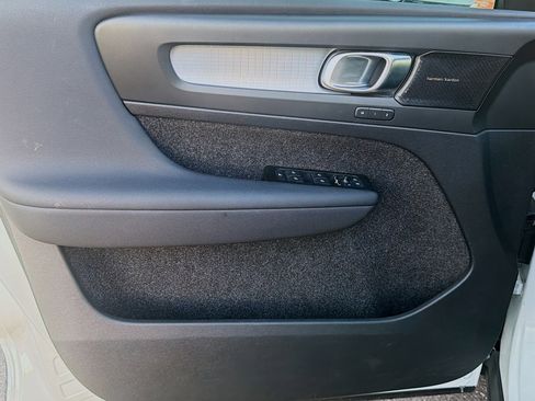 Used 2022 Volvo XC40 T5 Momentum image 22