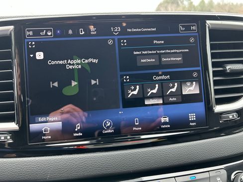 Used 2024 Chrysler Pacifica Touring-L image 18