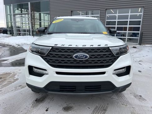 Used 2022 Ford Explorer XLT w/ Equipment Group 202A image 2