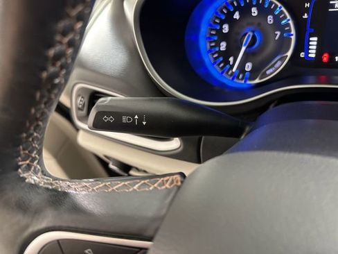 Used 2020 Chrysler Pacifica Touring-L image 14