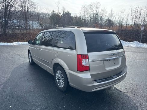 Used 2015 Chrysler Town & Country Touring-L w/ Driver Convenience Group image 3