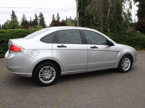 Used 2010 Ford Focus SE FWD image 3