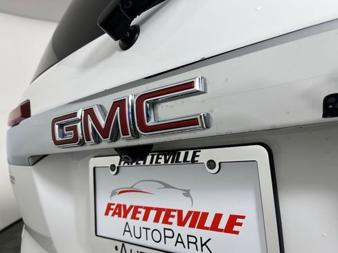 Used 2022 GMC Acadia SLE w/ Driver Convenience Package FWD image 13