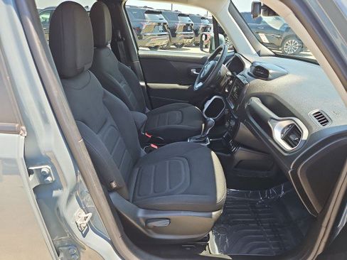 Used 2018 Jeep Renegade Latitude w/ UConnect 8.4 Nav Group FWD image 28