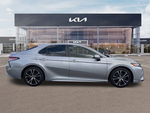 Used 2019 Toyota Camry SE image 3