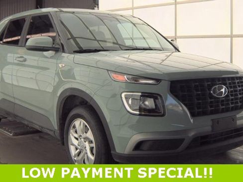 Certified 2025 Hyundai Venue SE image 2