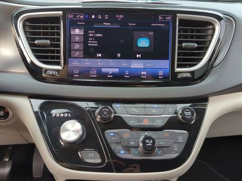 Used 2023 Chrysler Pacifica Touring-L FWD image 14