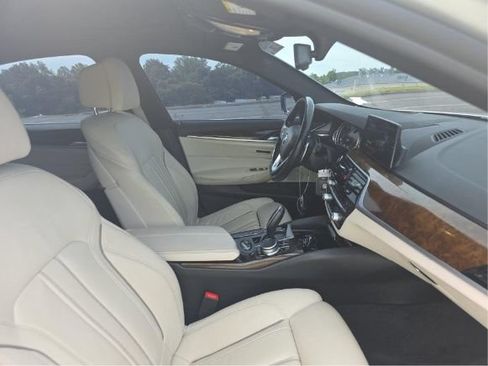 Used 2018 BMW 530e xDrive w/ Premium Package 2 AWD/4WD image 4