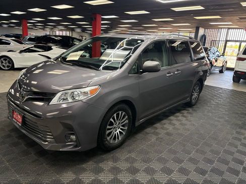 Used 2019 Toyota Sienna XLE w/ XLE Navigation Package FWD image 7