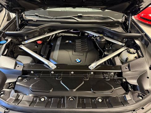 Used 2022 BMW X7 xDrive40i w/ M Sport Package AWD/4WD image 29