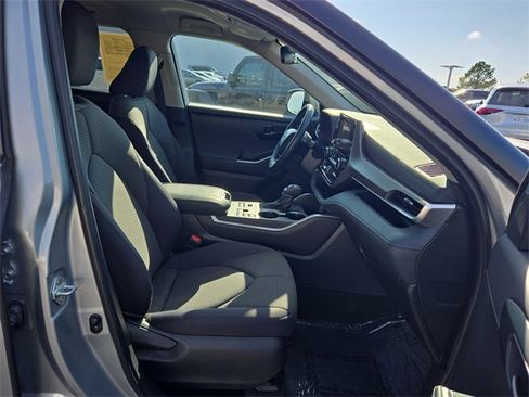 Used 2024 Toyota Highlander LE image 15