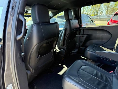 Used 2018 Chrysler Pacifica Touring-L image 9