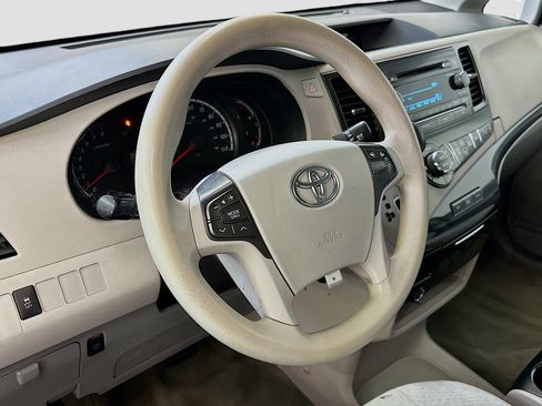 Used 2014 Toyota Sienna LE image 18