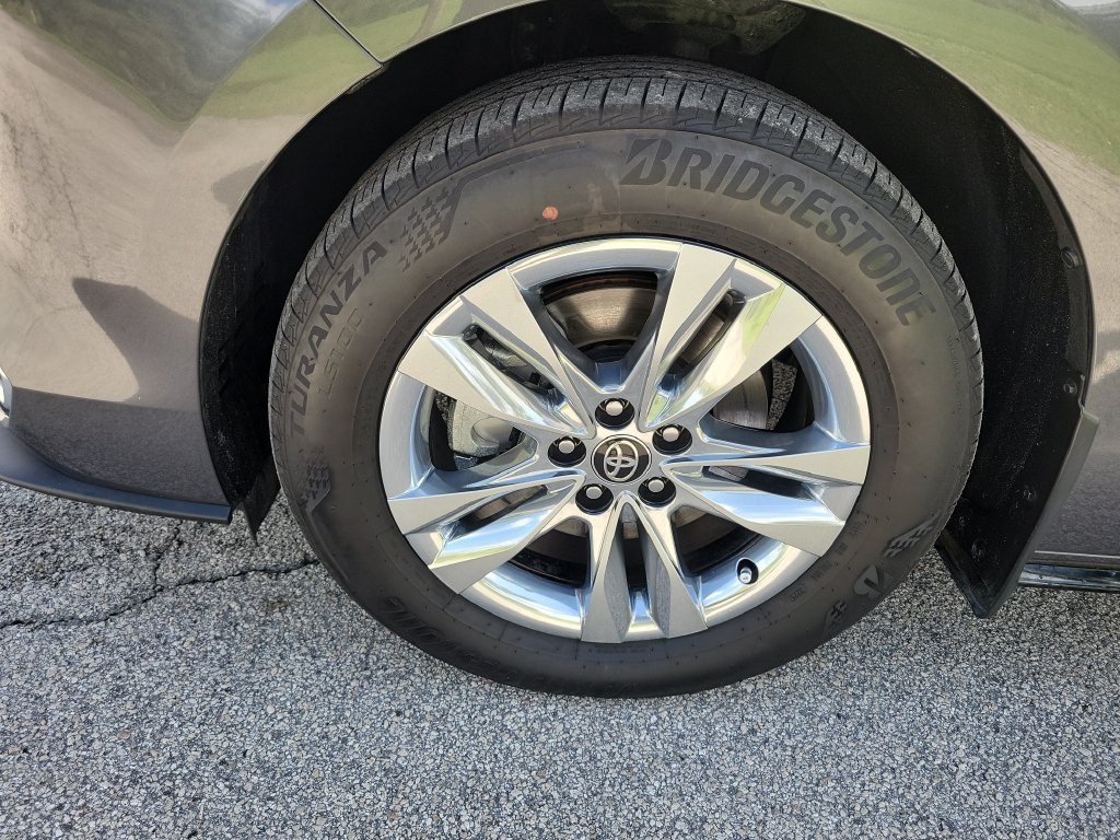 Used 2025 Toyota Sienna Limited FWD image 30