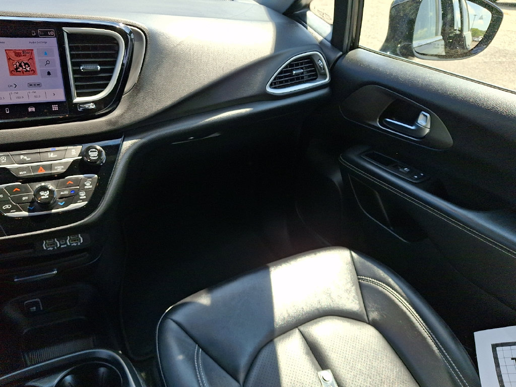 Used 2025 Chrysler Pacifica Select FWD image 17