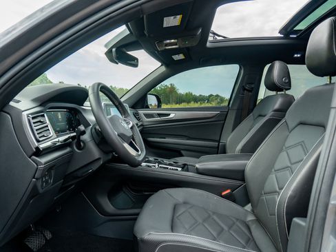 Used 2024 Volkswagen Atlas Cross Sport SE w/ Panoramic Sunroof Package FWD image 11