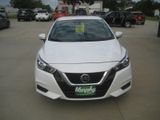 Used 2022 Nissan Versa SV image 3