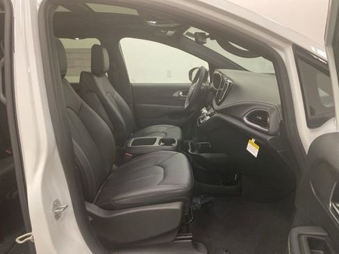 New 2026 Chrysler Pacifica Select image 28