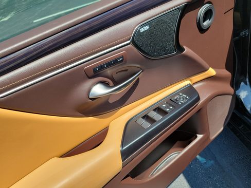 Used 2020 Lexus ES 350 Ultra Luxury w/ Accessory Package 2 FWD image 19