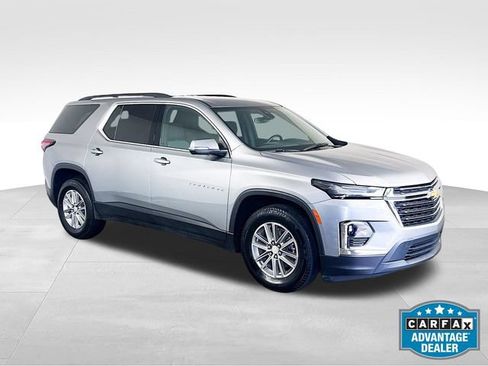 Used 2023 Chevrolet Traverse LT FWD image 2