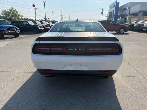 Used 2015 Dodge Challenger R/T RWD image 9