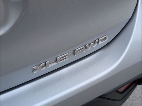 Used 2024 Toyota Highlander XLE AWD/4WD image 8
