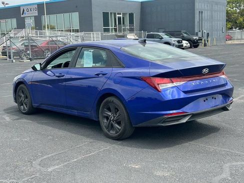 Used 2023 Hyundai Elantra SEL w/ Preferred Accessory Package FWD image 5