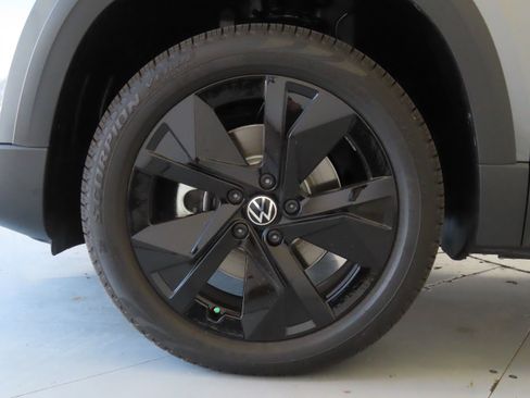 New 2026 Volkswagen Taos SE image 28