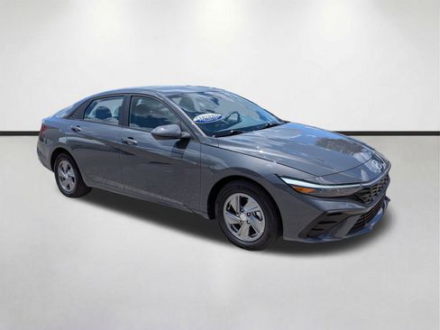 Used 2025 Hyundai Elantra SE FWD image 1