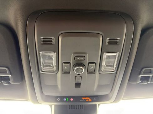 Used 2025 GMC Yukon XL Denali AWD/4WD image 12