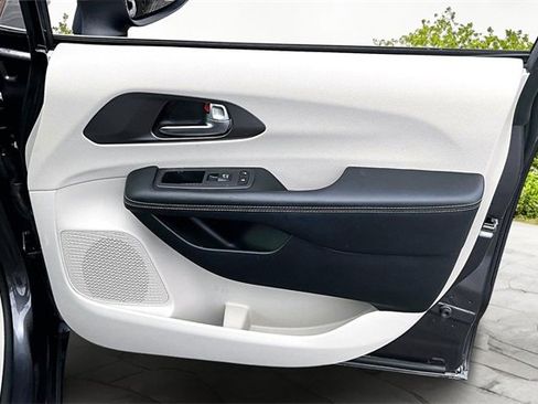 Used 2023 Chrysler Pacifica Touring-L image 23