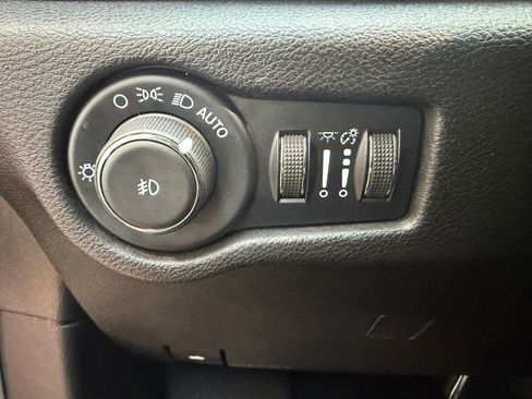 Used 2022 Chrysler Pacifica Touring image 21