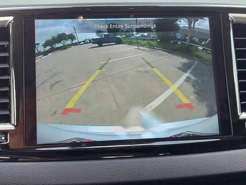 Certified 2024 Chrysler Pacifica Touring-L image 15