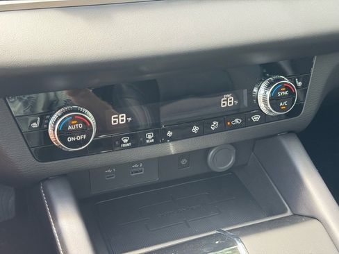 New 2025 Mitsubishi Outlander SE image 32