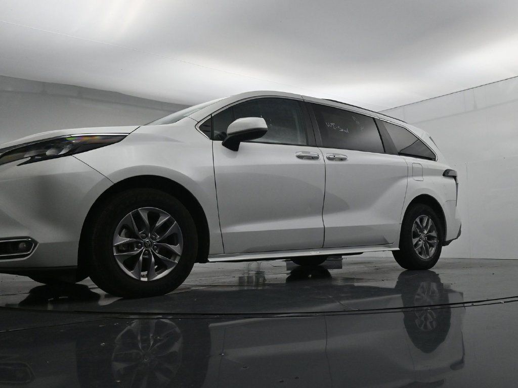 Used 2024 Toyota Sienna XLE FWD image 20