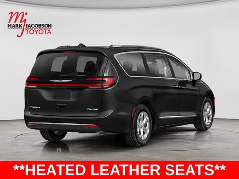 Used 2023 Chrysler Pacifica Touring-L FWD image 3