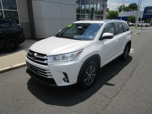 Used 2019 Toyota Highlander XLE AWD/4WD image 2