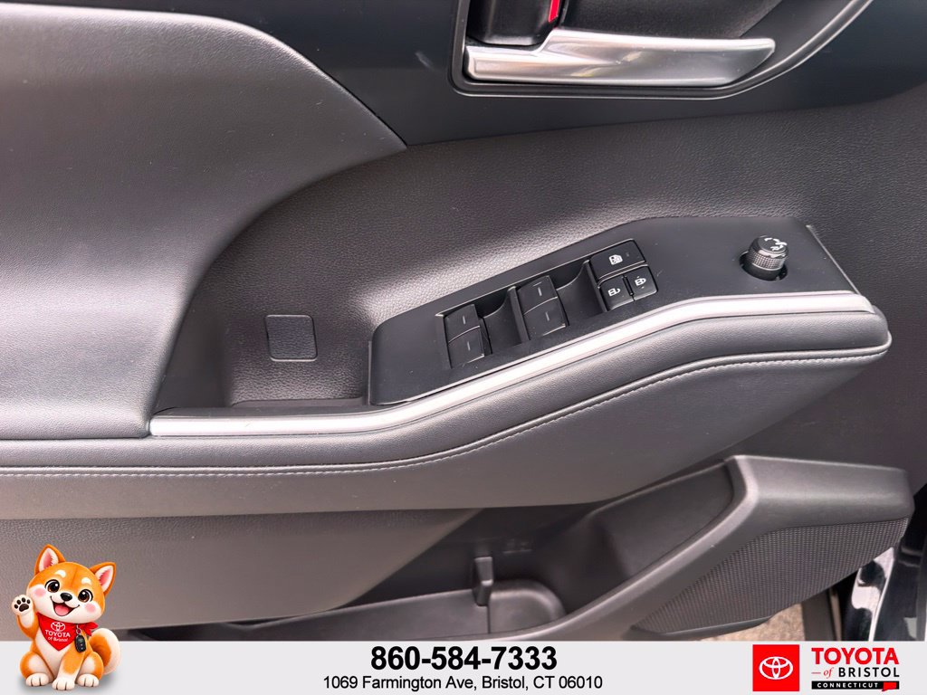 Used 2022 Toyota Highlander XLE AWD/4WD image 16