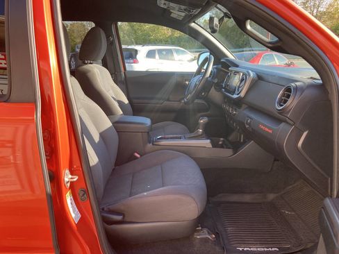 Used 2017 Toyota Tacoma TRD Off-Road image 19