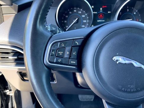 Used 2018 Jaguar F-PACE Premium image 24