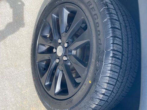 Used 2017 Jeep Grand Cherokee Limited AWD/4WD image 9