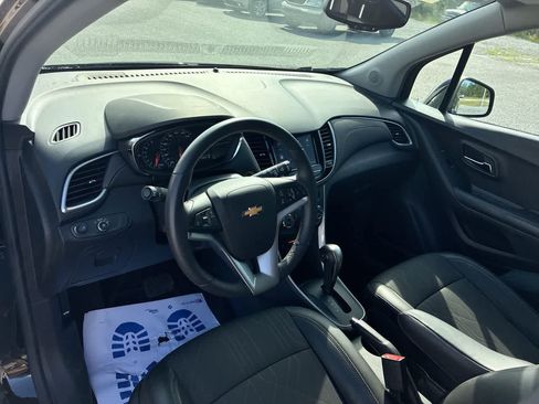 Used 2022 Chevrolet Trax LT w/ Midnight Edition FWD image 10